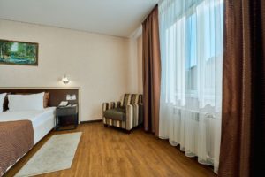 Полулюкс — спальня с двуспальной кроватью