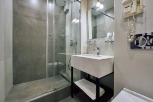 Душевая кабина улучшенного семейного номера